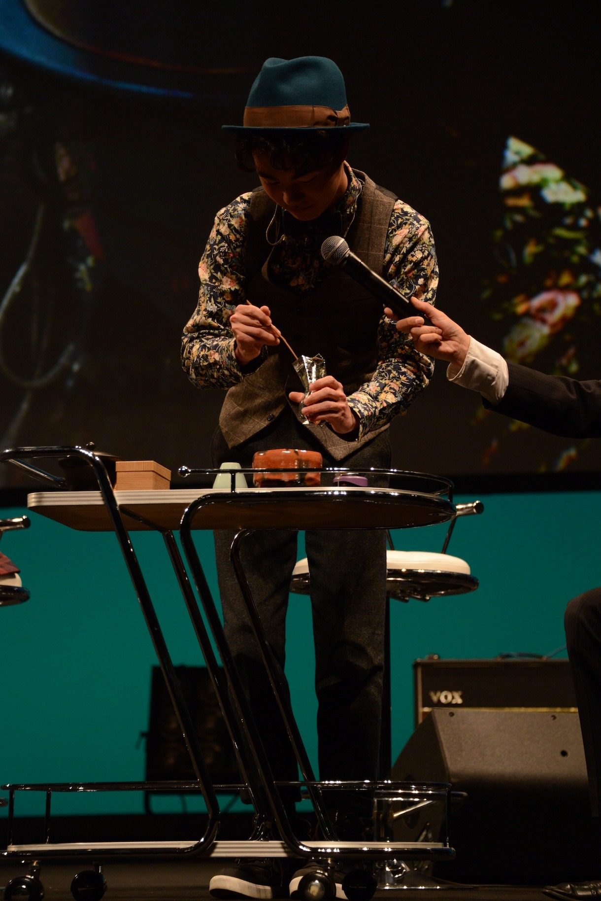 お茶を点てる森永悠希。