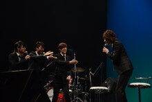 森永悠希の点てたお茶を誰が最初に飲むか相談するCRUDE PLAYのメンバー。