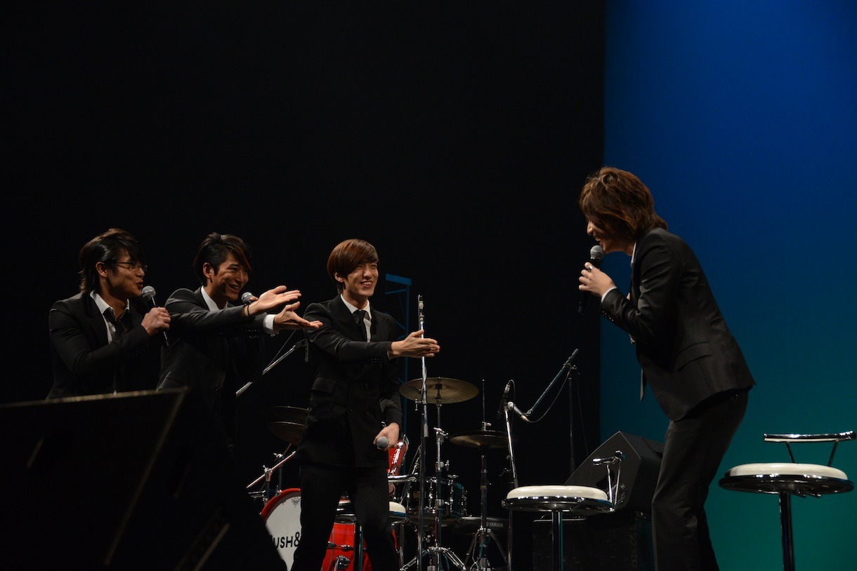 森永悠希の点てたお茶を誰が最初に飲むか相談するCRUDE PLAYのメンバー。