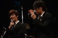 お茶を飲む窪田正孝（右）。