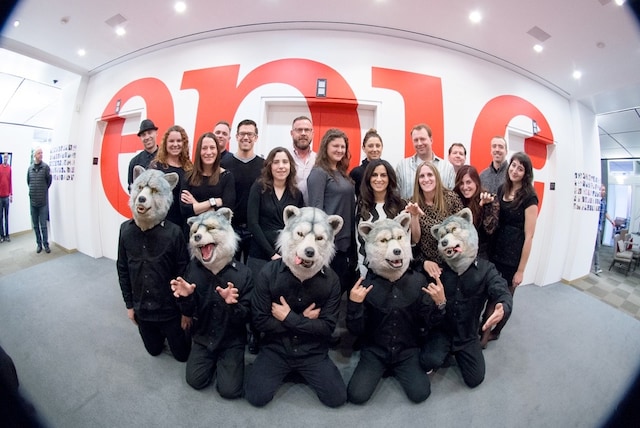 Epic Recordsのスタッフと記念撮影するMAN WITH A MISSION。