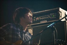 蓮沼執太フィルでギターを演奏する斉藤亮輔。（撮影：後藤武浩）