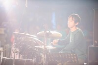蓮沼執太フィルでドラムを演奏するイトケン。（撮影：後藤武浩）