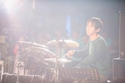 蓮沼執太フィルでドラムを演奏するイトケン。(撮影:後藤武浩)