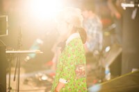 蓮沼執太フィルでスティールパンを演奏する小林うてな。（撮影：後藤武浩）