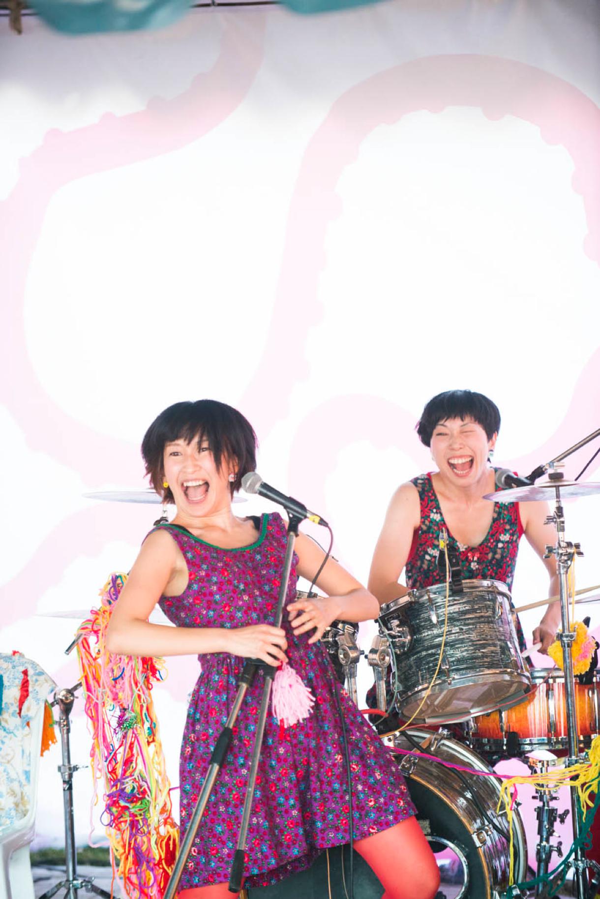 「(The cute girls like Kiiiiiii have to) Be honest」演奏中のKiiiiiii。（撮影：後藤武浩）