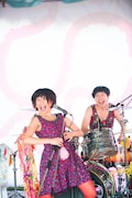 「(The cute girls like Kiiiiiii have to) Be honest」演奏中のKiiiiiii。(撮影:後藤武浩)