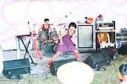 「Everyday is summer holiday」演奏中のKiiiiiii。(撮影:後藤武浩)