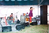 「Everyday is summer holiday」演奏中のKiiiiiii。（撮影：後藤武浩）