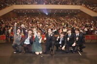 観客と記念撮影をするCRUDE PLAYとMUSH&Co.。