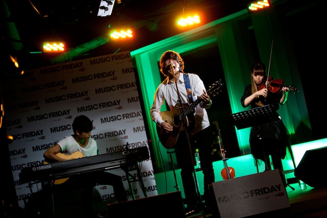 「MUSIC FRIDAY on Google+ | YouTube」での石崎ひゅーいのスタジオライブの様子。