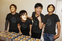 森山直太朗と、直太朗のお面を付けたスタッフ。（Photo by Hajime Kamiiisaka）