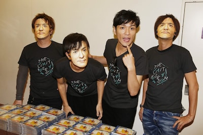 森山直太朗と、直太朗のお面を付けたスタッフ。（Photo by Hajime Kamiiisaka）