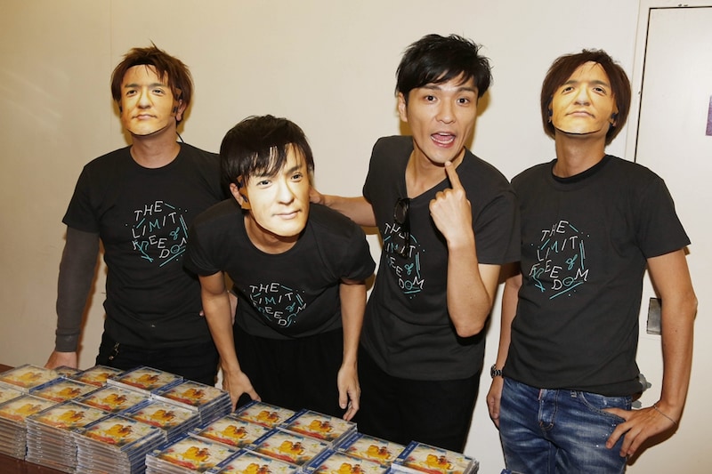 森山直太朗と、直太朗のお面を付けたスタッフ。（Photo by Hajime Kamiiisaka）