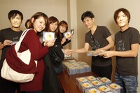 終演後のCDお渡し会の様子。（Photo by Hajime Kamiiisaka）
