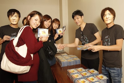 終演後のCDお渡し会の様子。（Photo by Hajime Kamiiisaka）