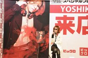 「SL150 YOSHIKI special edition」発売記念イベントでトークするYOSHIKI。