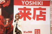 YOSHIKI、オリジナルヘッドフォン発売記念でビックロ来店