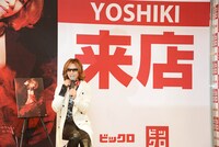 東京・ビックロビックカメラ新宿東口店に来店したYOSHIKI。