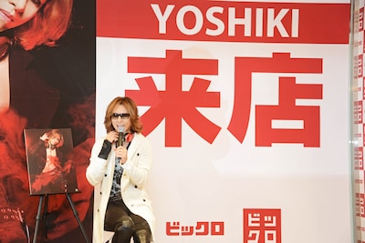 東京・ビックロビックカメラ新宿東口店に来店したYOSHIKI。