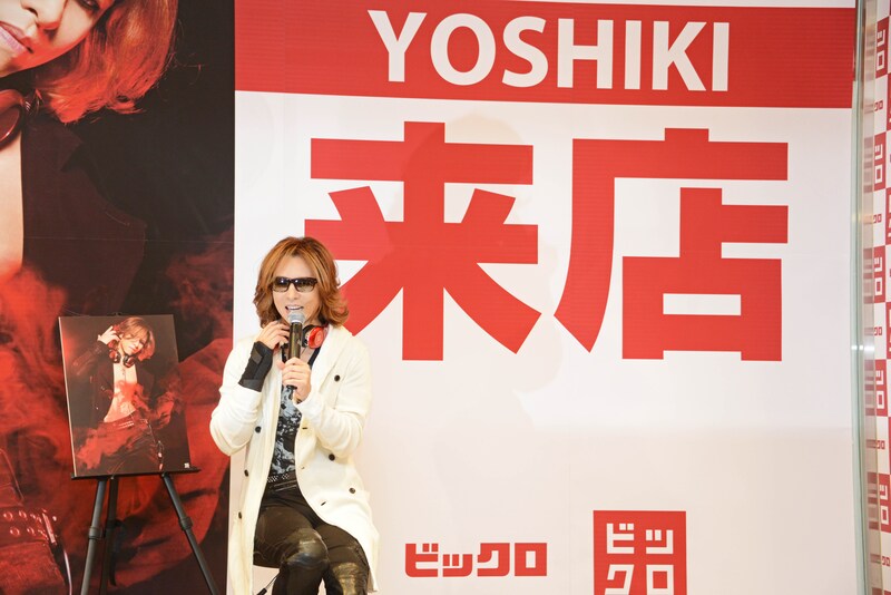 東京・ビックロビックカメラ新宿東口店に来店したYOSHIKI。