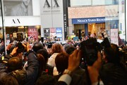 YOSHIKIの退場に騒然となる東京・ビックロビックカメラ新宿東口店の出入口付近。