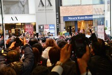 YOSHIKIの退場に騒然となる東京・ビックロビックカメラ新宿東口店の出入口付近。