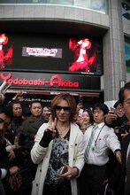 東京・ヨドバシカメラマルチメディアAkiba前のYOSHIKI。