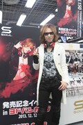 東京・ヨドバシカメラマルチメディアAkibaに来店したYOSHIKI。