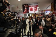 東京・ビックロビックカメラ新宿東口店を去るYOSHIKI。