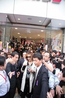 東京・ビックロビックカメラ新宿東口店を去るYOSHIKI。
