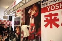 ポスターにサインをするYOSHIKI。