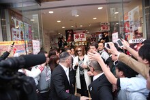 東京・ビックロビックカメラ新宿東口店を去るYOSHIKI。