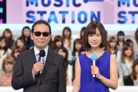 「ミュージックステーション」MCのタモリと、テレビ朝日アナウンサー弘中綾香。