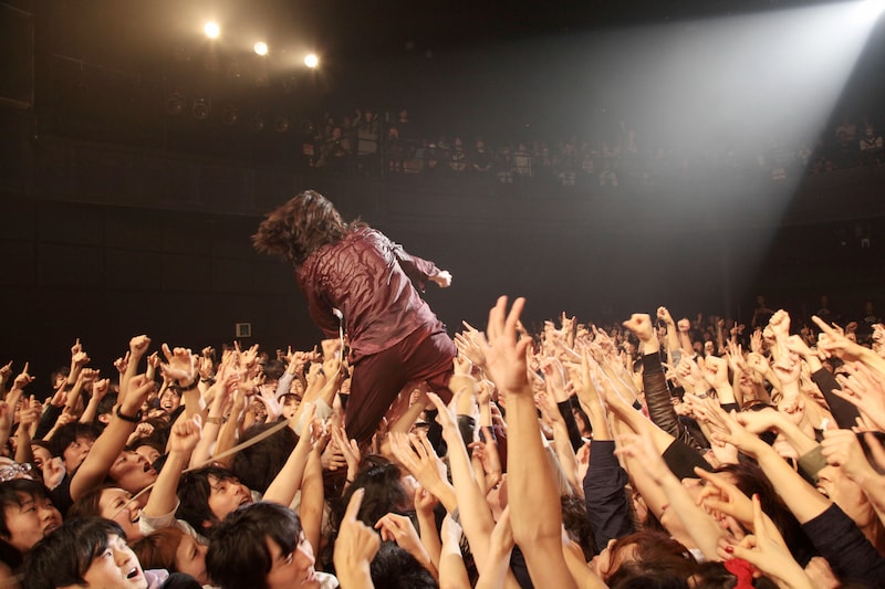 フロアに飛び込む志磨遼平（Vo）。（撮影：松本時代）