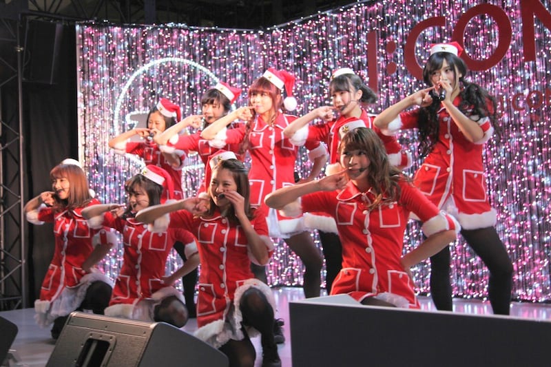 「J:COM×Universal music presents TOKYO SKYTREE TOWN Christmas Countdown LIVE」で行われたPASSPO☆のライブの様子。