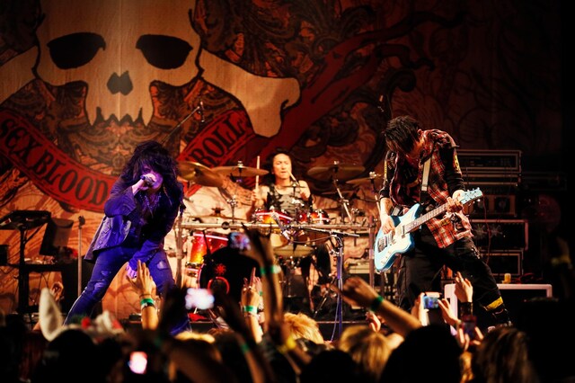 VAMPS「VAMPS WORLD TOUR 2013」より、ロサンゼルス公演の様子。