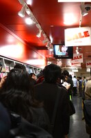 ライブ終了後のサイン会ではファンによる長蛇の列が。