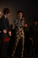 派手なスーツで会場を沸かせた浅香航大。