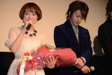 泣きながら感謝の思いを伝える大原櫻子（左）。