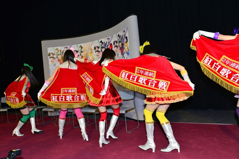 マントに刺繍された「2年連続 紅白歌合戦」をアピールしながら会見に入場するももいろクローバーZ。