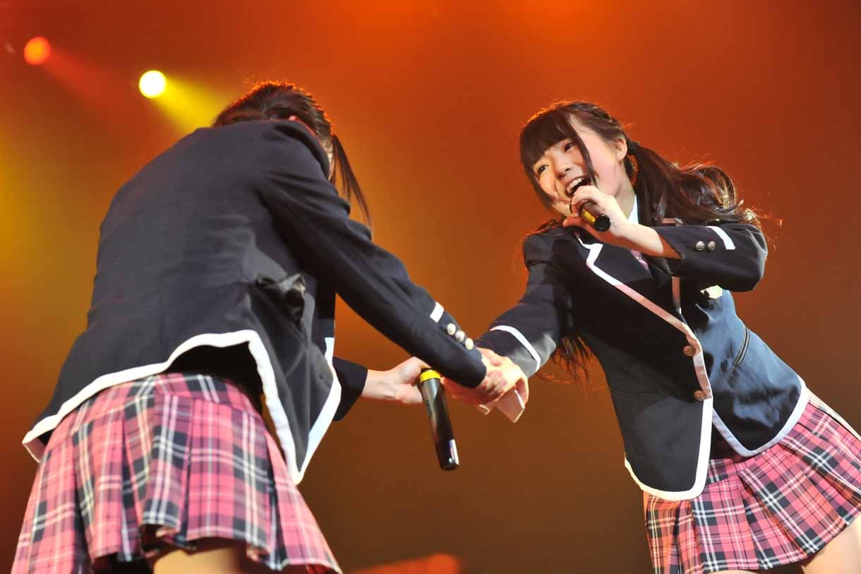 瑞稀もえから手紙を受け取る志良ふう子。