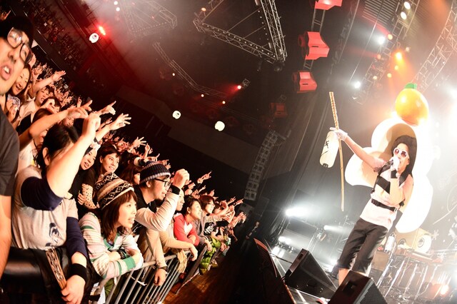 ライブの一場面では、今ツアー用のアーティスト写真を再現するように鏡餅を背負ってパフォーマンスしたレキシ。