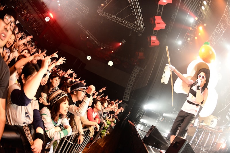 ライブの一場面では、今ツアー用のアーティスト写真を再現するように鏡餅を背負ってパフォーマンスしたレキシ。