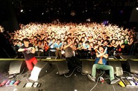 フロアとともに「S」「E」「X」のハンドサインを作る忘れらんねえよ。