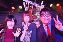 左から藤岡みなみ、後藤まりこ、カンニング竹山。