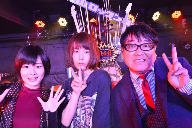 左から藤岡みなみ、後藤まりこ、カンニング竹山。