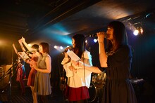 「恋人はサンタクロース」を歌う南波志帆、野佐怜奈、鹿間水月、優希、葵（左から）。