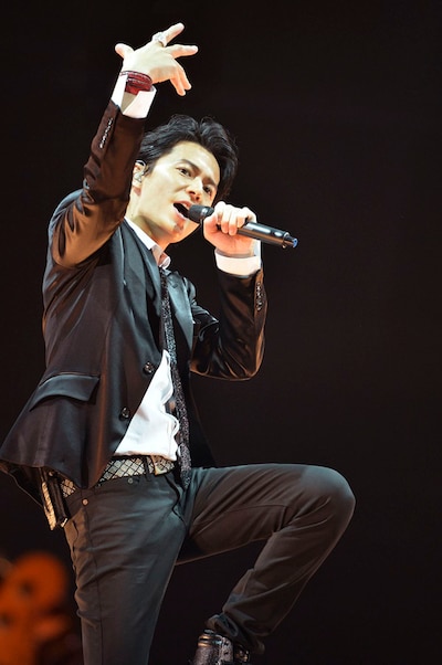 福山雅治。12月14日に神奈川・パシフィコ横浜展示ホールで行われた「福山☆冬の大感謝祭 其の十三  今年もやっちゃっていいですか？Hotel de fukuyama Ⅱ(オテル・デ・フクヤマ・ツー)心を射抜く『おもてなし▽(ハート形）』の様子。