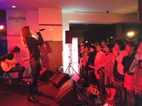 leccaの歌声に集まったファンはうっとりと聴き入った。